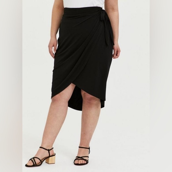 NWT Torrid Black Faux Wrap Skirt with Side Tie & Tulip Hem, Stretchy, Size 5X - Picture 2 of 13